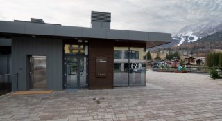 Ha aperto in via Cesare Battisti 11, una delle vie principali di Cortina D'Amp...