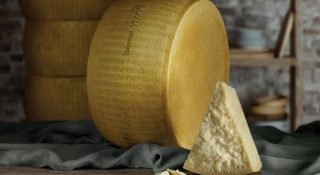 Il dato certo è che il prezzo del Parmigiano Reggiano negli Usa è salito e sal...