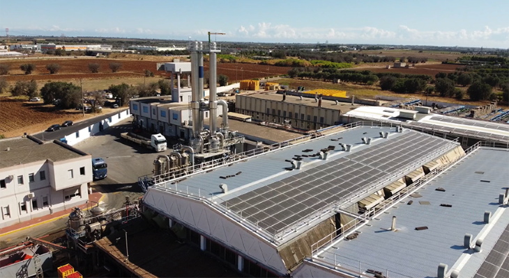 Ripresa aerea dello stabilimento di Mesagne con impianto fotovoltaico ed evaporatore Thor