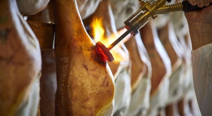 La marchiatura del Prosciutto di San Daniele